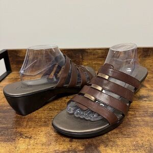 Clark’s Bendables Brown Leather Strappy Slip On Sandal Women’s Size 12 2.5” Heel